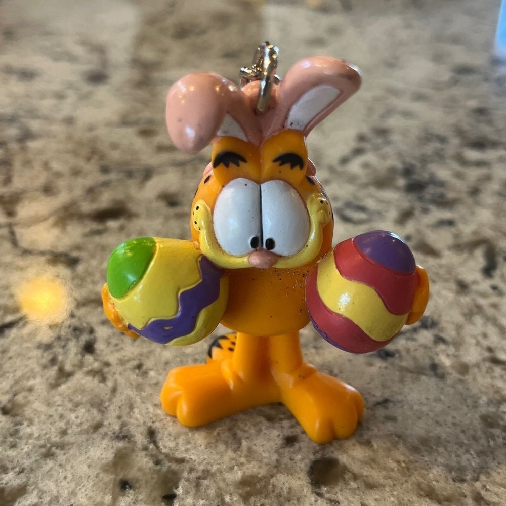 Garfield holding Easter Eggs w/bunny ears Collectible Keychain like new